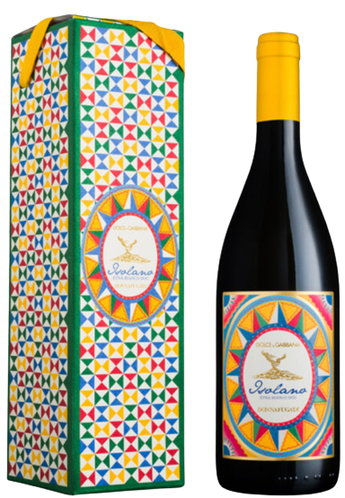 Doté d’une robe jaune paille aux reflets dorés, ce raffiné bouquet émane des senteurs agrumées, des notes de genêt en fleur et d’herbes méditerranéennes. Isolano un vin à l’élégance enveloppante qui, au palais, se distingue par sa persistance et son extraordinaire minéralité volcanique.
